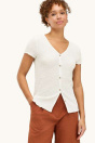 C&A Футболка с V-образным вырезом и пуговицами - обычная форма 2253028 кремового цвета