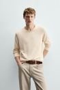 Zara ОБЛЕГАЮЩИЙ СВИТЕР ИЗ ХЛОПКА С V-ОБРАЗНЫМ ВЫРЕЗОМ кремового цвета