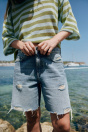 Zara Z1975 ДЖИНСОВЫЕ ШОРТЫ-БЕРМУДЫ С РАЗРЫВАМИ средне-синего цвета