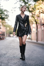 Zara ПЛАТЬЕ ИЗ КОЖИ С ЗОЛОТОЙ АППЛИКАЦИЕЙ черного цвета