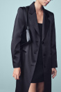 Zara АТЛАСНОЕ ПАЛЬТО С НАПЛЕЧНИКАМИ черного цвета