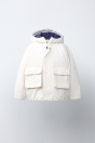 Zara ВОДООТТАЛКИВАЮЩАЯ ПАРКА С КОНТРАСТНЫМИ ДЕТАЛЯМИ белого цвета.