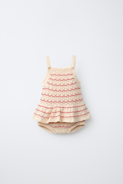 Zara КОМБИНЕЗОН С ПЕРФОРИРОВАННЫМ РИСУНКОМ, ПОЛОСАМИ И ВОЛАНАМИ 507779294-067-3