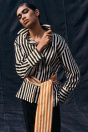 Zara РУБАШКА В ПОЛОСКУ С КОМБИНИРОВАННЫМ ПОЯСОМ кремового / черного цвета