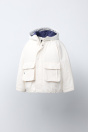 Zara ВОДООТТАЛКИВАЮЩАЯ ПАРКА С КОНТРАСТНЫМИ ДЕТАЛЯМИ белого цвета.