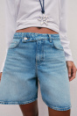 Zara ДЖИНСОВЫЕ ШОРТЫ Z1975 среднего синего ЦВЕТА С ПЕРЕКРЕЩЕННЫМ поясом