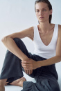 Zara ТОП С V-ОБРАЗНЫМ ВЫРЕЗОМ И РЕБРИСТЫМ рисунком белого цвета.