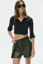 Zara ШОРТЫ В КОЖАНОМ СТИЛЕ С ДЕКОРАТИВНОЙ СКЛАДКОЙ Темно-зеленого цвета