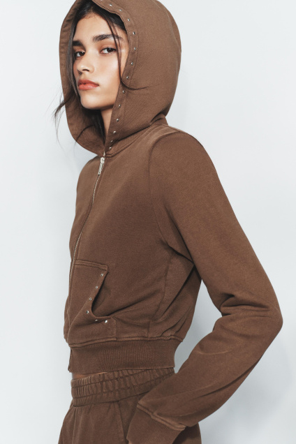 Zara СВИТШОТ ИЗ ДЖЕРСИ С КАПЮШОНОМ И ЗАКЛЕПКАМИ 506526034-716-2