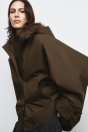 Zara КОРОТКИЙ ТРЕНЧ С ВОРОТНИКОМ ИЗ ИСКУССТВЕННОГО МЕХА ZW COLLECTION 495684389-507-2