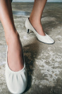 Zara Туфли на каблуках-котятах из кожи со сборками - белая обувь ограниченной серии?
