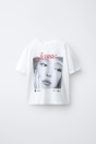 Zara ФУТБОЛКА С ФОТОПЕЧАТЬЮ ДЖЕННИ белая?