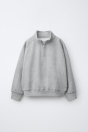 Zara ОДНОТОННАЯ ТОЛСТОВКА С ЭТИКЕТКОЙ серого цвета