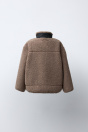Zara КУРТКА ИЗ ИСКУССТВЕННОЙ ОВЧИНЫ С КОНТРАСТНЫМИ ДЕТАЛЯМИ коричневого / коричнево-серого цвета