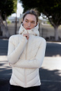 Zara КОМБИНИРОВАННАЯ СТЕГАНАЯ КУРТКА С КАПЮШОНОМ кремового цвета