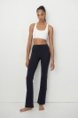 Расклешенные леггинсы для йоги с функцией SoftMove™