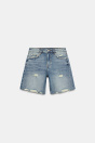 Zara Z1975 ДЖИНСОВЫЕ ШОРТЫ-БЕРМУДЫ С РАЗРЫВАМИ средне-синего цвета