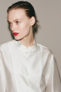 Zara АТЛАСНАЯ РУБАШКА ZW COLLECTION С ЗАСТЕЖКОЙ В ВИДЕ ЛЯГУШКИ Wei?