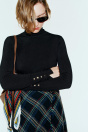 Zara БАЗОВЫЙ ВЯЗАНЫЙ СВИТЕР С ВОРОТНИКОМ-СТОЙКОЙ черного цвета