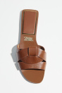 Zara КОЖАНЫЕ САНДАЛИИ НА ПЛОСКОЙ ПОДОШВЕ С ПЕРЕКРЕЩЕННЫМИ РЕМЕШКАМИ коричневого ЦВЕТА