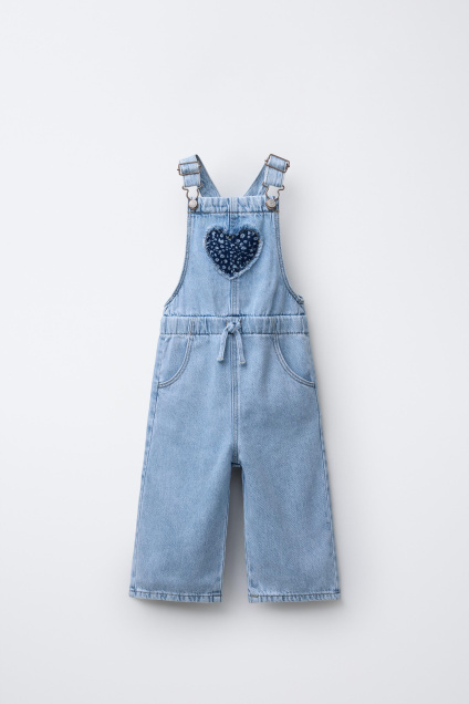 Zara ДЛИННЫЙ ДЖИНСОВЫЙ КОМБИНЕЗОН С НАШИВКОЙ В ВИДЕ СЕРДЦА 495684619-400-18