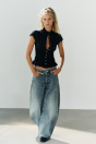 Zara БЛУЗКА С СОТОВЫМ РИСУНКОМ И РЮШАМИ черного цвета