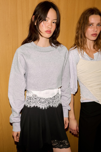 Zara УКОРОЧЕННАЯ ТОЛСТОВКА ИЗ КОМБИНИРОВАННОГО МАТЕРИАЛА С КРУЖЕВАМИ 506422764-812-2