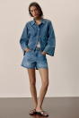 Zara КОРОТКАЯ ДЖИНСОВАЯ КУРТКА Z1975 средне-синего цвета